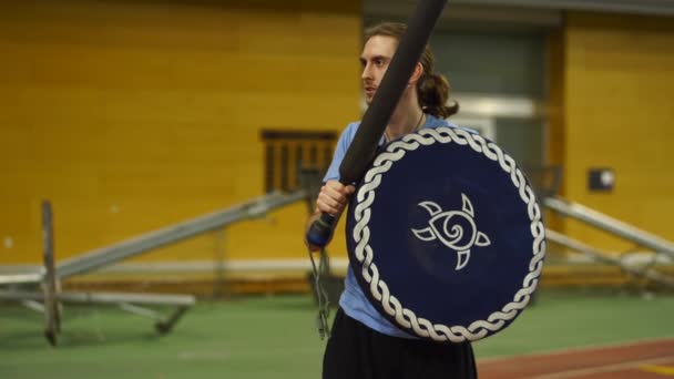 Giovane Con Capelli Lunghi Dimostra Larp Combattimento Schiuma Possesso Uno — Video Stock