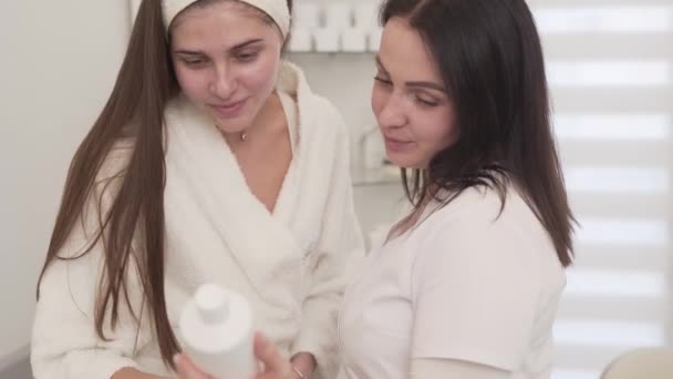 Pretty Female Client Beauty Expert Both White Spa Salon Holding — Αρχείο Βίντεο