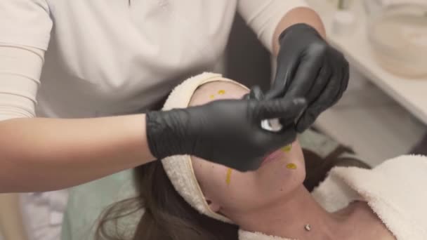 Beauty Expert Gieten Wat Gele Vloeistof Client Gezicht Masseren Wrijven — Stockvideo