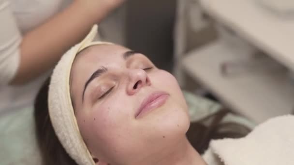Žena Cutomer Klient Ležící Gauči Beaty Spa Salon Usmívající Snění — Stock video