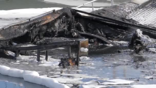 Burnt Boat Floats Water Protective Oil Boom Help Prevent Further — ストック動画