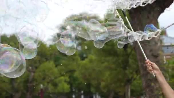 Zblízka Člověk Dělat Bubliny Veřejném Parku Provázkem — Stock video