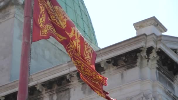 Movimento Lento Bandeira Que Sopra Brisa Com Igreja Fundo Veneza — Vídeo de Stock