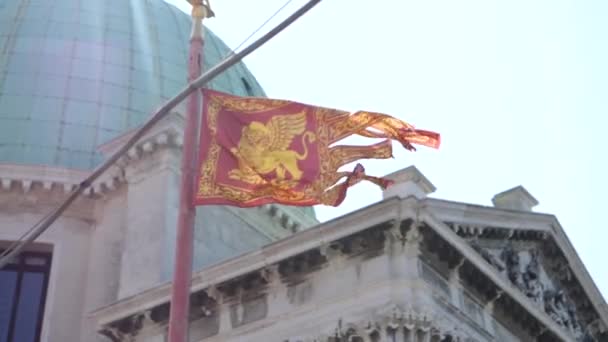 Bandera Soplando Brisa Con Iglesia Fondo — Vídeos de Stock