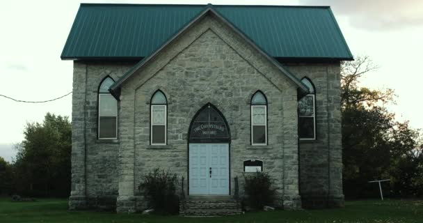 Exterior Old Stone Church Green Roof Establishing Shot — Vídeo de stock