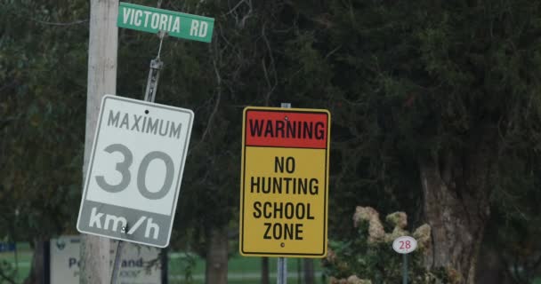 Trees Blowing Hunting Speed Limit Sign — Vídeo de stock