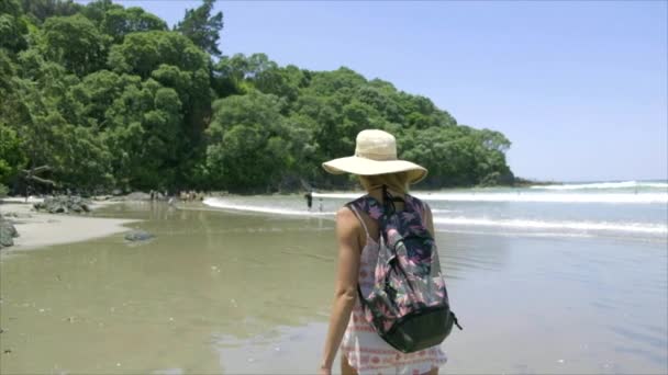 Girlfriend Walk Waihi Beach New Zealand — Video