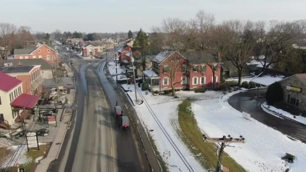 Aerial Shot Amish Buggies Driving Town Centre Shot Intercourse Wintertime — Video Stock