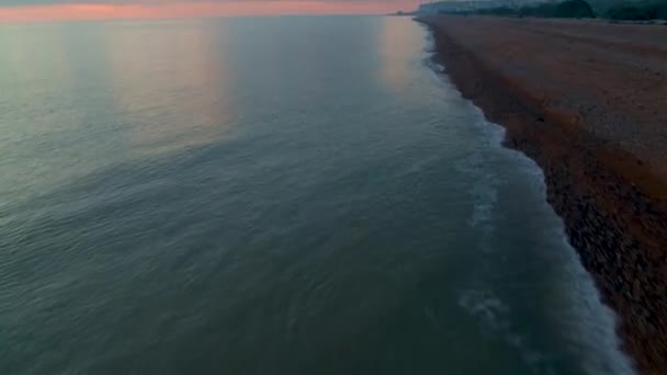 Vzdušná Pánev Nad Oblázkovou Pláží Pobřeží Kentu Anglie Při Východu — Stock video