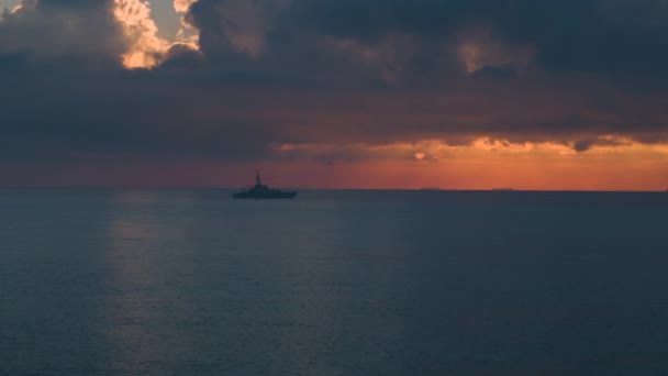 Vista Aérea Ampla Navio Guerra Marinha Real Navegando Mar Calmo — Vídeo de Stock