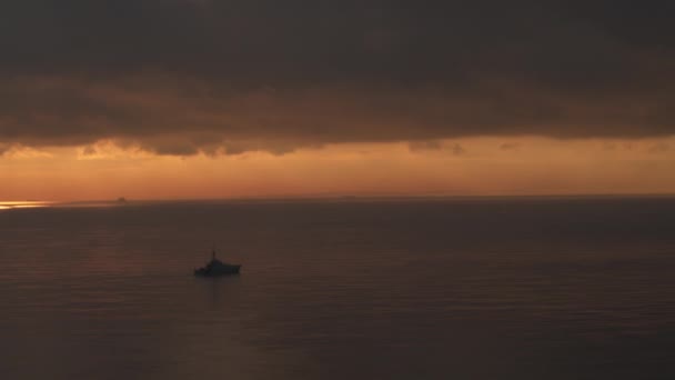 日の出時に穏やかな海を航海する英国海軍軍艦の広い航空ビュー — ストック動画