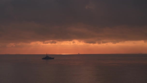 日の出時に穏やかな海を航海する英国海軍軍艦の広い航空ビュー — ストック動画