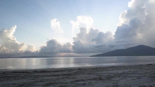 Sunset Beach Timelapse Sunbeams Trough Clouds — ストック動画