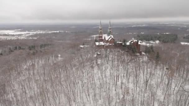 Cinematic Aerial View Historic Holy Hill — Vídeo de Stock