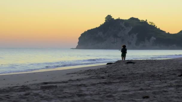 Lady Morning Jog Hahei Beach New Zealand — ストック動画