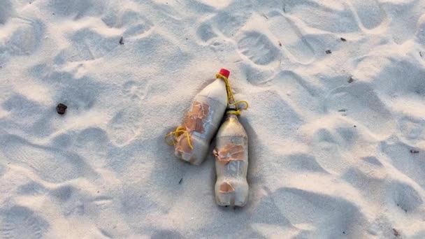 Coca Cola Coke Plastic Bottles Lying Sand Environment Destruction Climate — 图库视频影像
