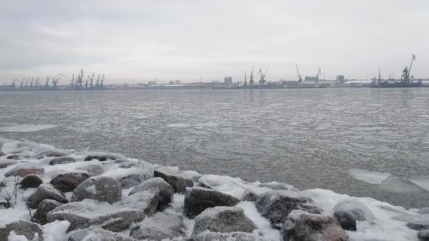 Rivage Rocheux Enneigé Hiver Avec Neige Glace Vagues Calmes Ciel — Video