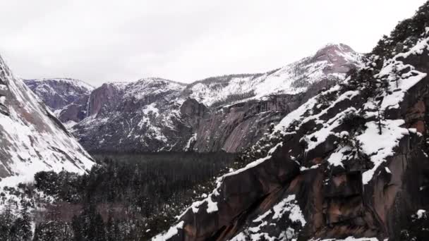 Aerial Drone Footage Flyover Cliff Drop Yosemite Valley Revealing Mountain — стоковое видео