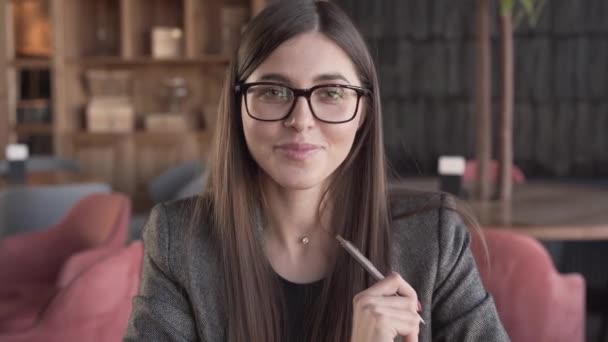 Een Mooi Erg Charmant Meisje Vermaakt Zich Overdag Het Restaurant — Stockvideo