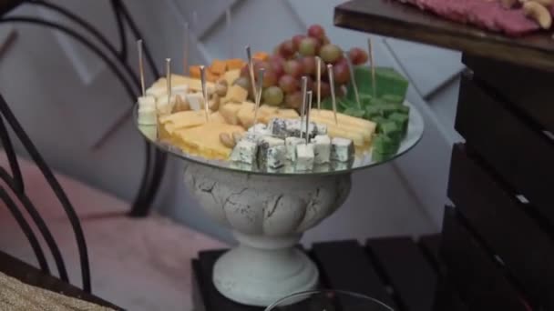 Revisão Uma Comida Casamento Muito Deliciosa Prato Queijo Fruta Paus — Vídeo de Stock