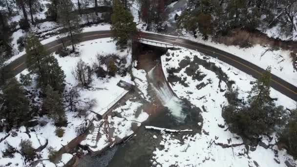 Воздушный Отвод Водопада Горного Потока Впадающего Замерзающее Озеро Эстакадой Автомобиль — стоковое видео