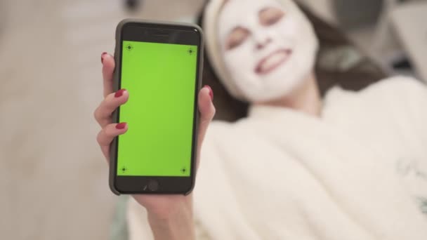 Primer Plano Una Chica Spa Sosteniendo Teléfono Pantalla Verde — Vídeo de stock