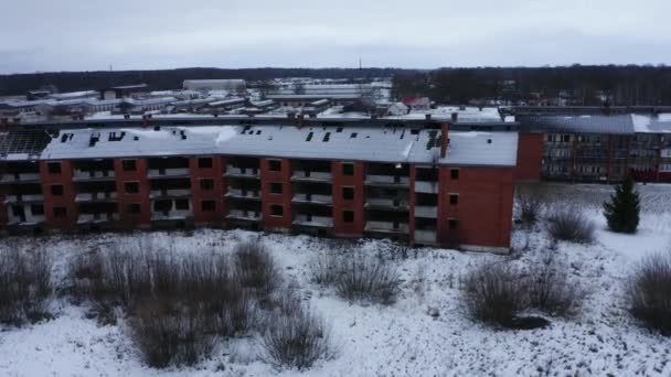 Flygfoto Över Övergivet Hus Vintern — Stockvideo