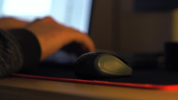 Man Typing Computer Focus Mouse — Vídeo de Stock