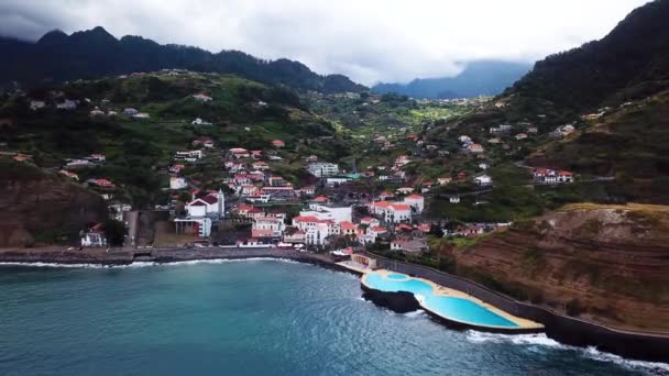 Aerial Shot Town Porto Cruz Madeira Portugal Cloudy Mountains Background — Vídeo de Stock