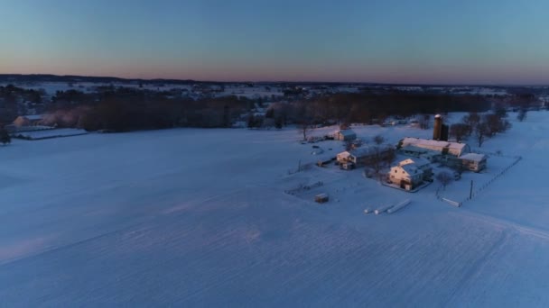 Aerial View Early Morning Sunrise Snow Fall Amish Countryside Senn — ストック動画