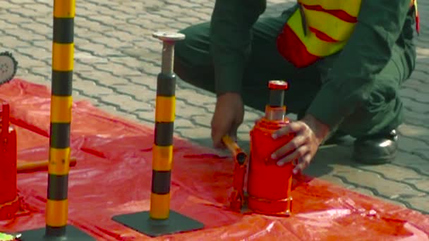Een Vrijwilliger Van Het Reddingsteam Die Uitrusting Van Brandweerwagen Aanpast — Stockvideo