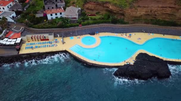 葡萄牙马德拉的波尔图 达克鲁斯港口旁边的游泳池的空中滑行镜头 — 图库视频影像