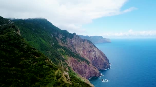 Madeira Nın Kuzey Kıyısındaki Dik Tepeler Havadan Çekildi — Stok video