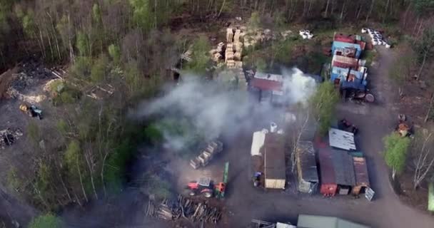 Légi Felvétel Egy Felismerhetetlen Füstös Fatelepről Munkások Mozgó Hossza Retort — Stock videók