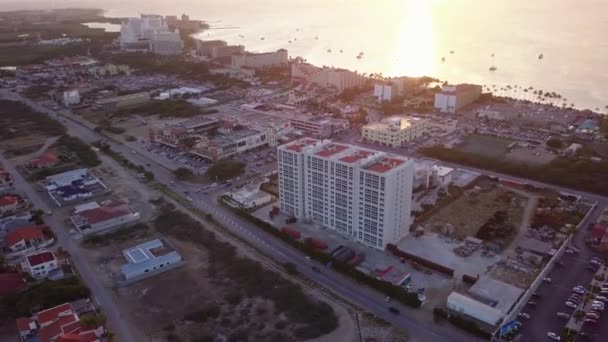 Parlak Turuncu Güneş Tropik Aruba Adasının Kıyıları Boyunca Karayip Denizi — Stok video