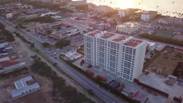 Cars Drive Large Hotel Highway Palm Beach Aruba — Vídeo de Stock