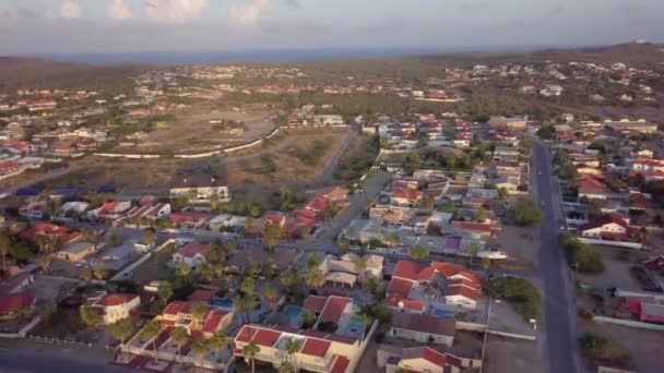 Flying Tropical Homes Aruba Palm Trees Sunset Aerial Pedestal Tilt — Αρχείο Βίντεο