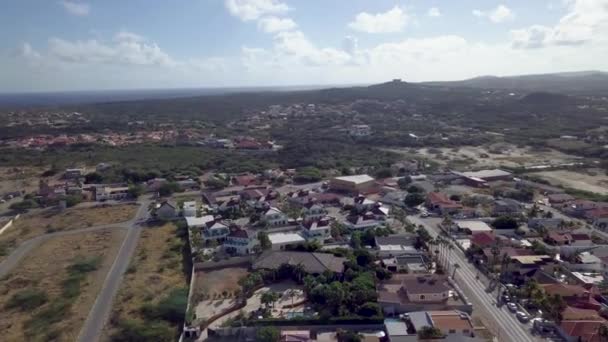 Aerial Pedestal Pan Houses Aruba Hooiberg Mountain Background — Stock video