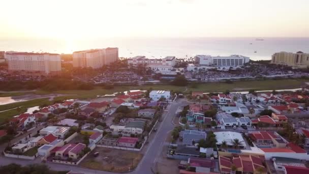 Quartiers Résidentiels Derrière Des Hôtels Massifs Long Côte Aruba Pendant — Video