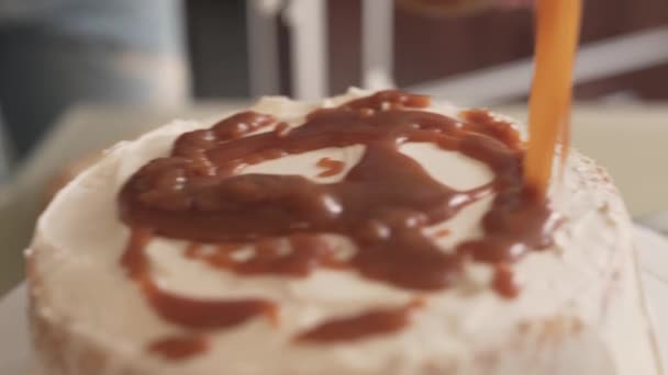 Close Video Cake Making Process Skillful Cook Pours Lots Dark — Αρχείο Βίντεο