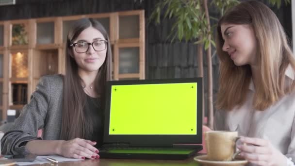 Two Attractive Girls Gorgeous Smiles Sit Cafe Advertise Green Screen — Stockvideo