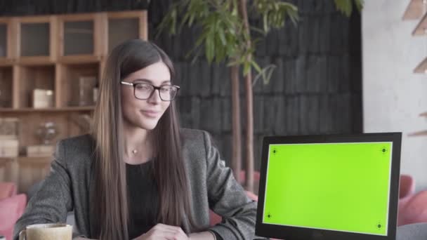 Young Happy Business Woman Pointing Laptop Computer Green Screen — Stockvideo