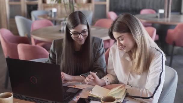 Young Business Women Discuss Information Make Notes Desk Facing Camera — Vídeo de Stock