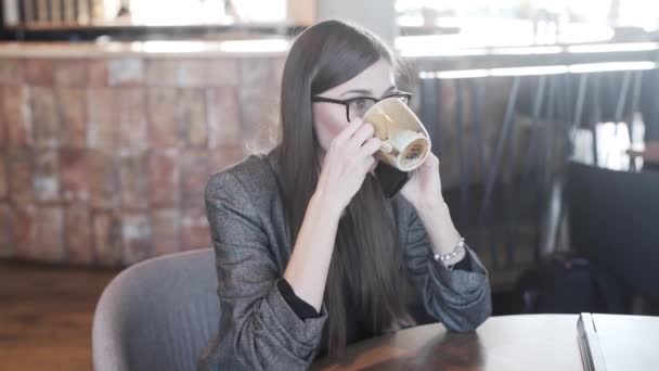 Woman Coffee Shop Sitting Table Talking Phone — ストック動画