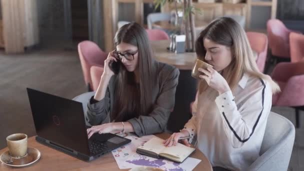 Young Business Women Discuss Information Telephone Call Laptop Desk Facing — Video