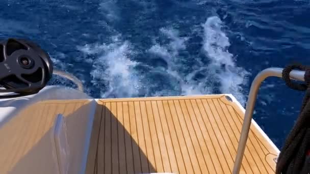 Filmación Agua Batiendo Parte Posterior Catamarán Océano Pacífico Frente Costa — Vídeos de Stock