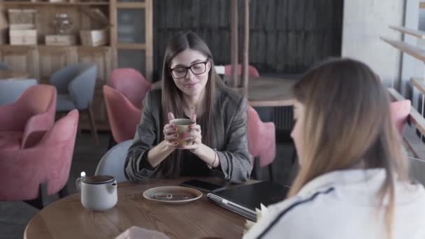 Dwie Urocze Młode Kobiety Siedzą Kawiarni Piją Herbatę Rozmawiają Kobiety — Wideo stockowe