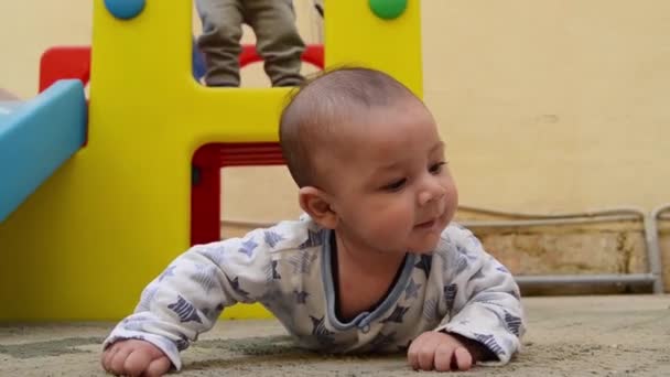 Bonito Árvore Meses Velho Bebê Menino Está Divertindo Durante Barriga — Vídeo de Stock