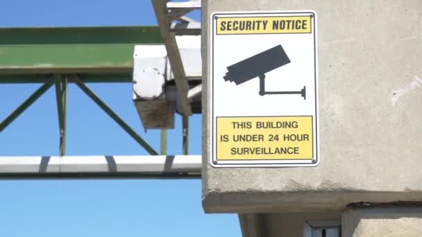 Sob Sinal Vigilância Pendurado Fora Armazém Para Proteger Funcionários — Vídeo de Stock