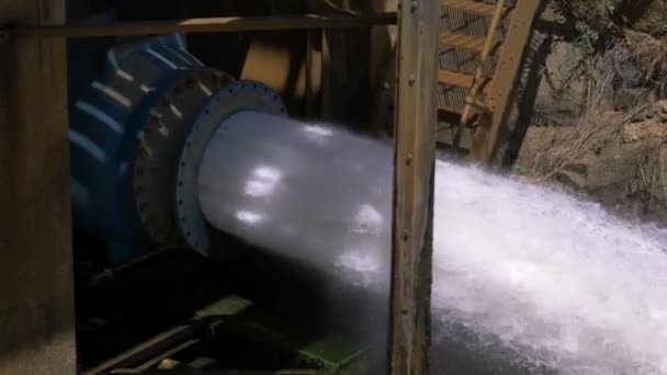 Büyük Boru Hattı Şehir Rezervuarından Yerel Nehre Pompalıyor — Stok video